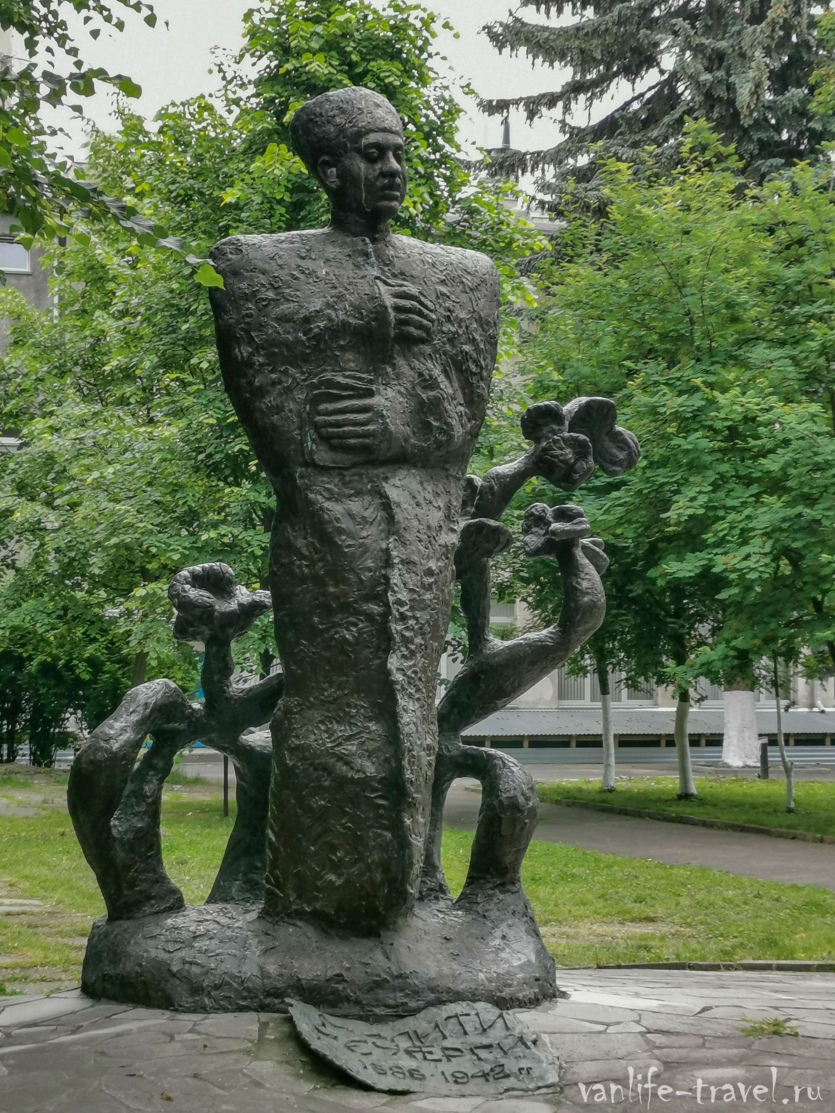 pamyatnik-poetu-georgiyu-malievu