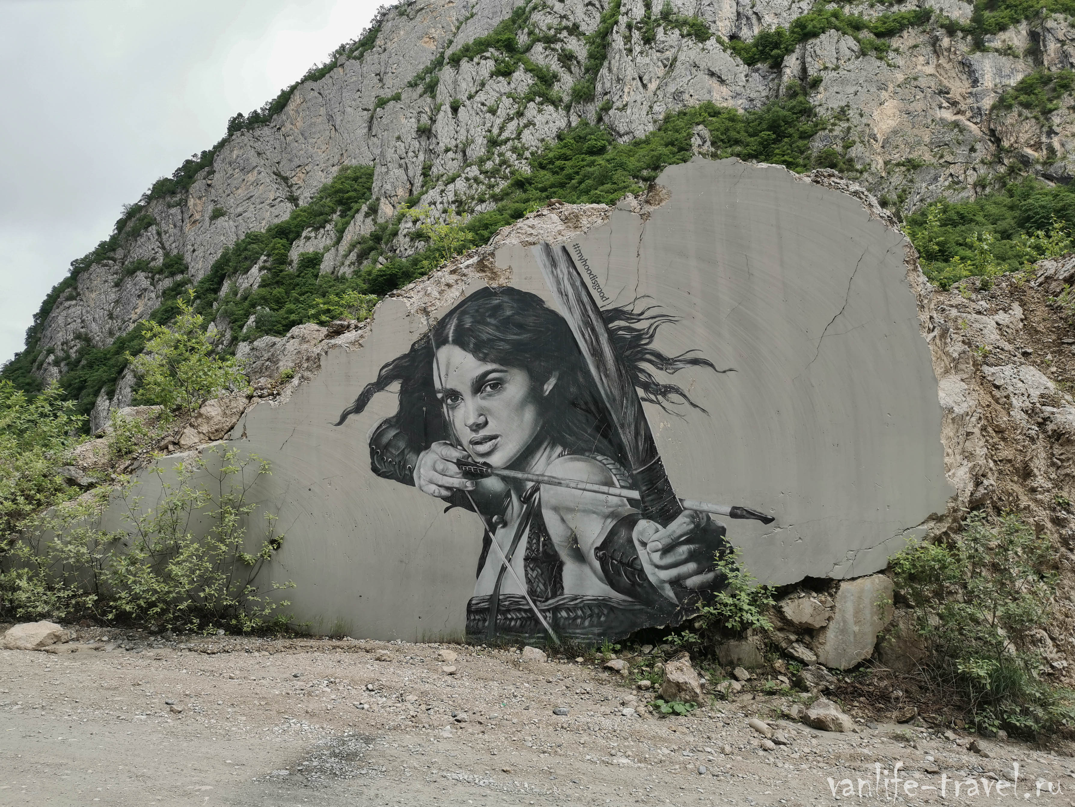 graffiti-devushka-s-lukom-osetiya